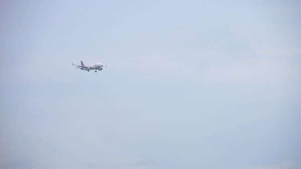 Airbus 320, blíží se před přistáním na letiště Phuket — Stock video