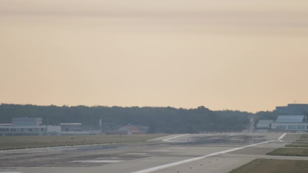 Start-en landingsbaan in de vroege ochtend — Stockvideo