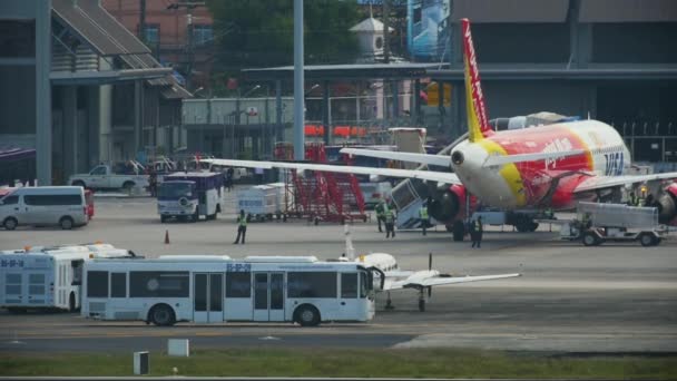 Самолет на службе в аэропорту — стоковое видео