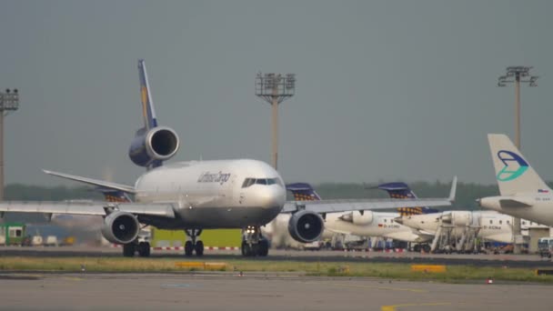 Lufthansa Cargo MD-11 kołowania przed odlotem — Wideo stockowe