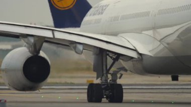 Airbus A330 kalkıştan önce yükleniyor