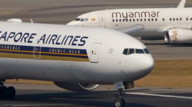 Boeing 777 Singapur Havayolları kalkıştan önce dönüş yapıyor.