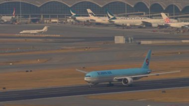 Kore Hava Boeing 777 Hong Kong 'dan kalkıyor.