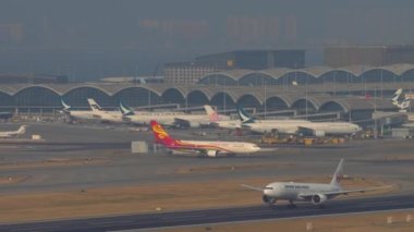 Japon Havayolları Boeing 777 Hong Kong 'dan ayrılıyor.