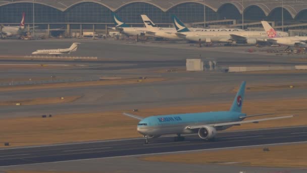 Kore Hava Boeing 777 Hong Kong 'dan kalkıyor. — Stok video
