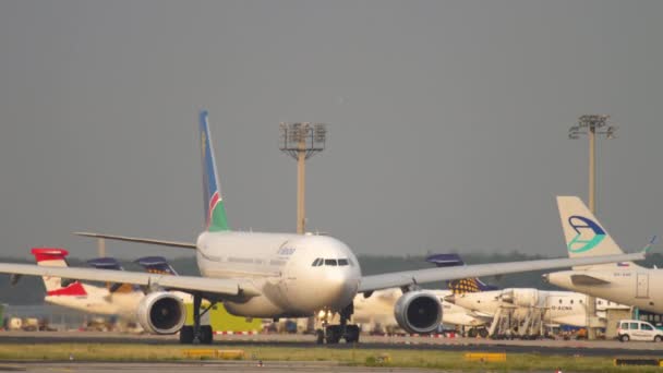 Taxning med Airbus A330 före avgång — Stockvideo