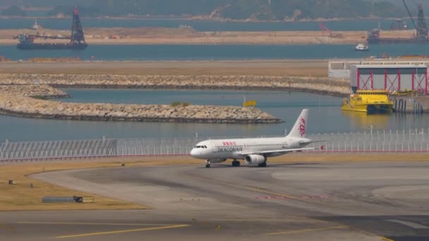 Airbus A320 afslag ranway voor vertrek van International Airport, Hong Kong — Stockvideo