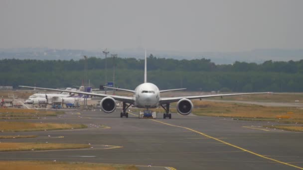 Remolque Boeing 777 del servicio — Vídeo de stock