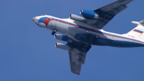 IL-76 Luftfrachter im Anflug — Stockvideo