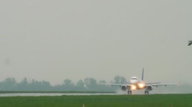 Jet Uçak Yağmurda Kalkıyor