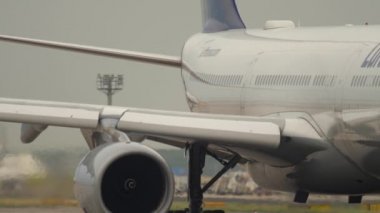 Airbus A330 kalkıştan önce yükleniyor