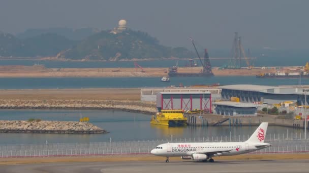 香港国際空港から出発する前にエアバスA320ターンランウェイ — ストック動画