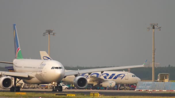 Airbus A330 in taxi prima della partenza — Video Stock