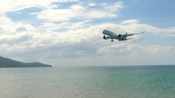 Avión de cuerpo ancho acercándose sobre el océano — Vídeos de Stock