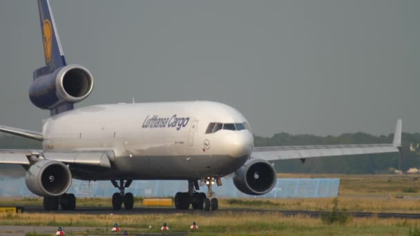 汉莎航空公司MD-11货机出发前的滑行 — 图库视频影像