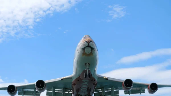 Flugzeug nähert sich vor der Landung — Stockfoto