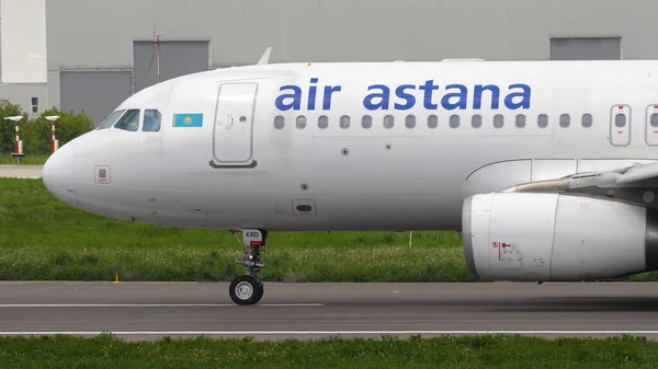 Air Astana Airbus A320 taxiing — Fotografia de Stock