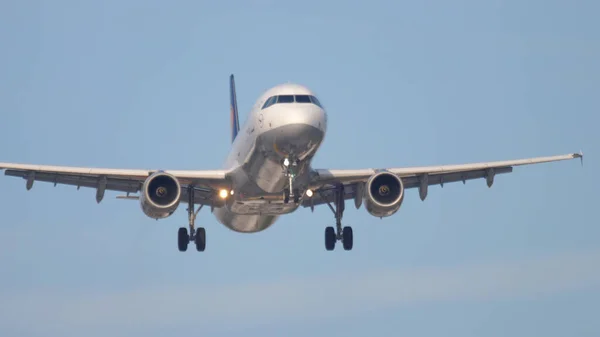 Avion Lufthansa approche — Photo