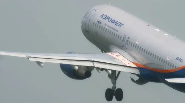Aeroflot A320 odlot w deszczu Obraz Stockowy
