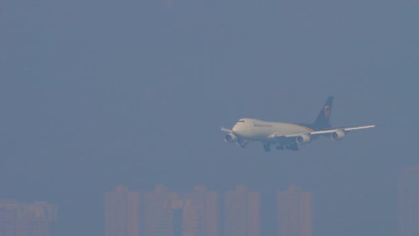 Boeing 747 närmar sig i Hong Kong intrenationella flygplats — Stockvideo