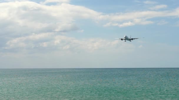 Airplane approaching over ocean — Stock Video