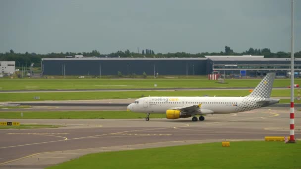 Tráfego no Aeroporto de Schiphol — Vídeo de Stock