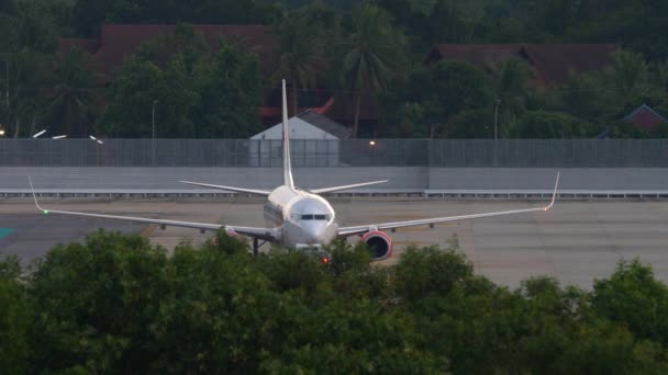 Vliegtuig Boeing 737 caravan voor vertrek — Stockvideo