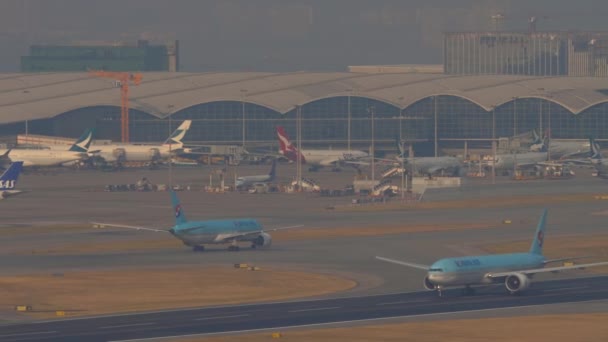 Korean Air Boeing 777 beim Start in Hongkong — Stockvideo