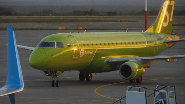 S7 Embraer taxiing after landing — Stockfoto