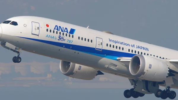 ANA Boeing na niebie — Zdjęcie stockowe