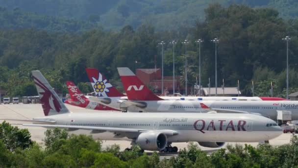 Phuket Uluslararası Havaalanında uçaklar — Stok video