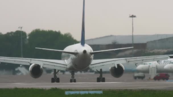 Air Astana Boeing 757 gurul leszállás után esős időben — Stock videók