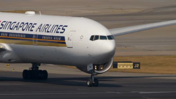 Boeing 777 Singapore Airlines wendet Ranway vor Abflug — Stockvideo