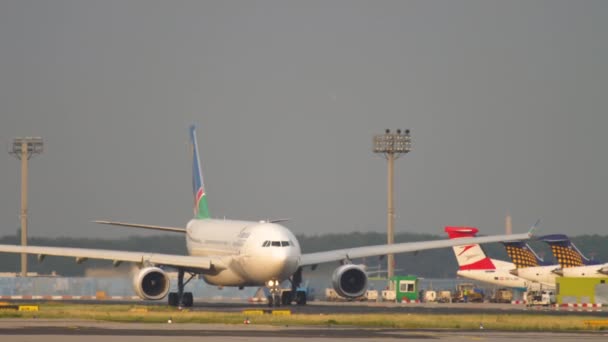 Airbus A330 circulant avant le départ — Video