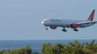 İnişten önce geniş gövdeli uçak yaklaşıyor.