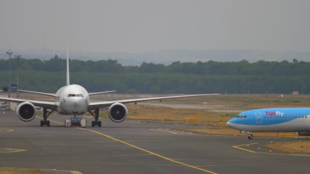 Hora punta en el aeropuerto de Frankfurt — Vídeos de Stock