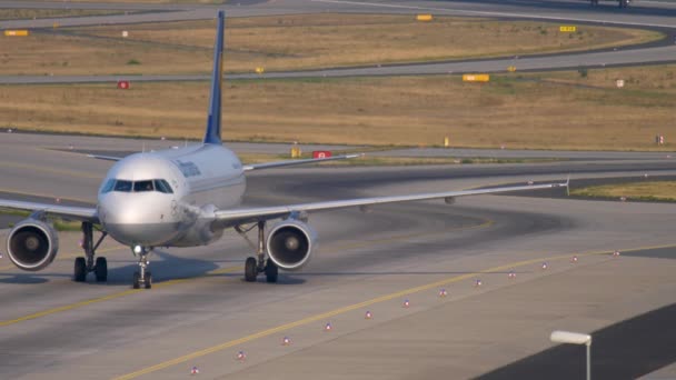 Lufthansa Airbus 320 rodaje — Vídeos de Stock