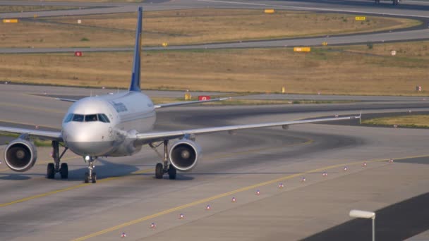 Lufthansa Airbus 320 taxiën — Stockvideo