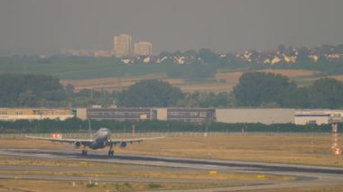 American Airlines Airbus A330 Frankfurt 'a iniyor.