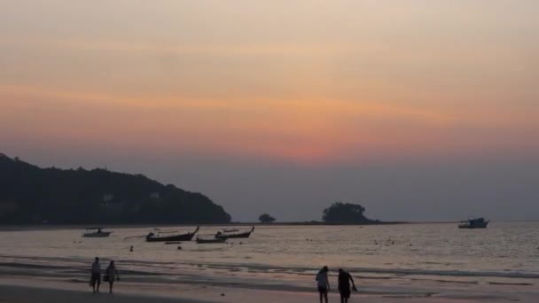 Paisaje al atardecer en Phuket — Vídeo de stock