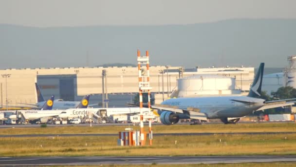 Pesawat mendarat di Bandara Frankfurt — Stok Video