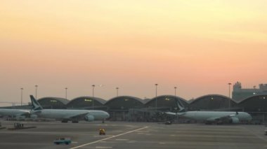 Chek Kap Kok Hong Kong Uluslararası Havaalanında günbatımı