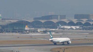 Hong Kong Uluslararası Havaalanı 'ndan kalkan uçak.