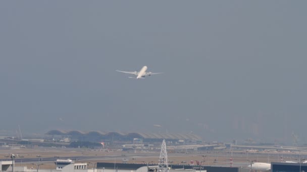 Vliegtuig vertrek van Chek Lap Kok International Airport, Hong Kong — Stockvideo