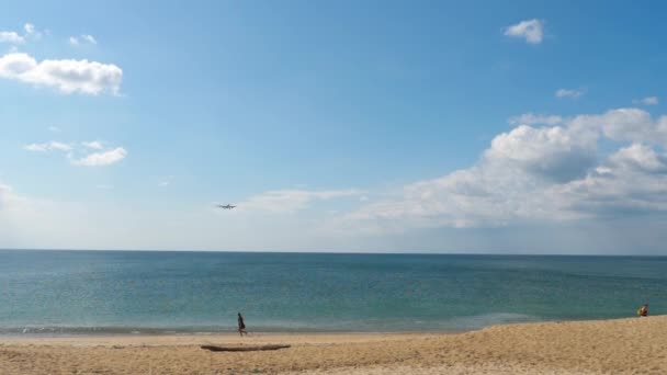 Широкофюзеляжный самолет приближается к океану — стоковое видео