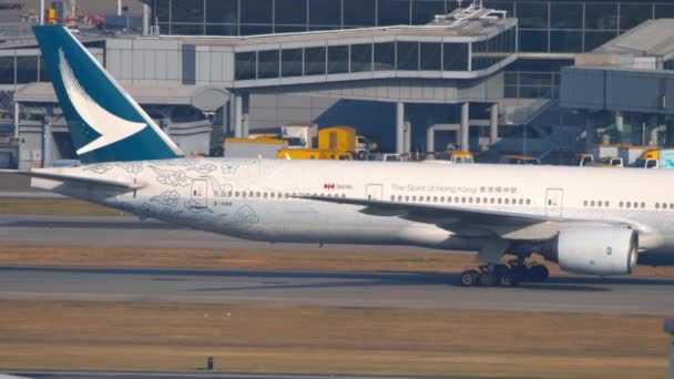 Boeing 777 vontatás a szolgálatból — Stock videók