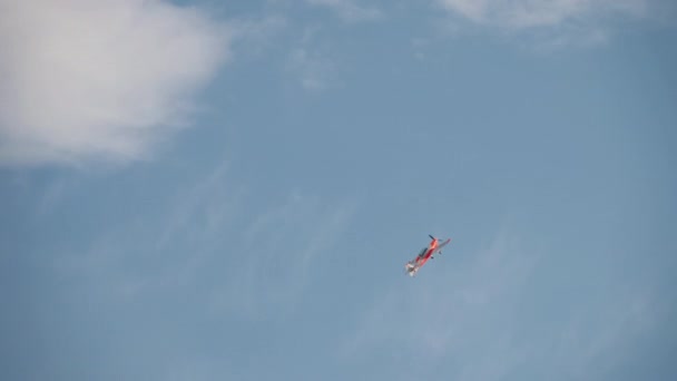 Campeão mundial realiza acrobacias — Vídeo de Stock