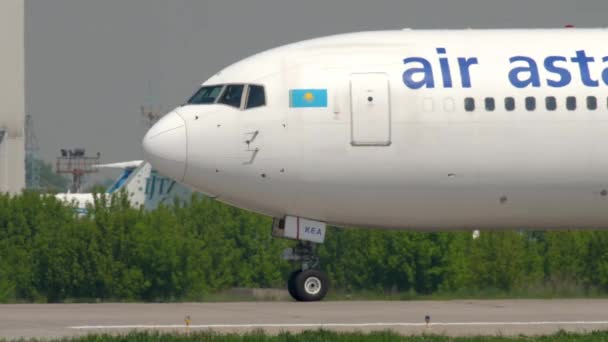 Air Astana Boeing 767 rodaje — Vídeos de Stock