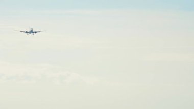 Okyanus üzerinden yaklaşan bir jet uçağı.