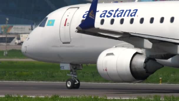 Air Astana Embraer taxiën — Stockvideo